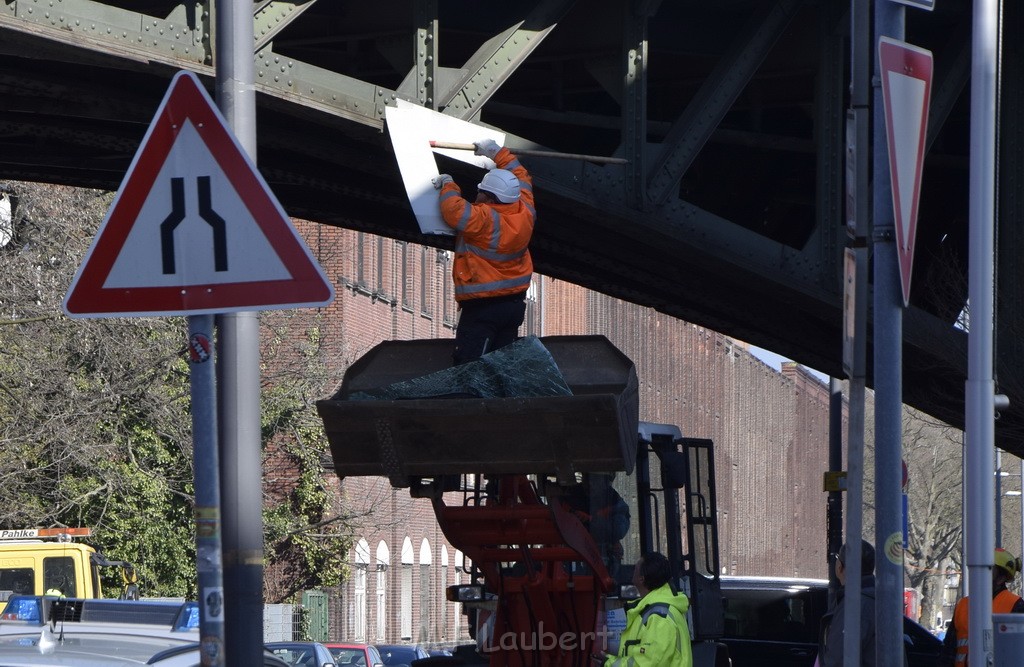 LKW blieb unter Bruecke haengen Koeln Deutz Deutz Muelheimerstr P182.JPG - Miklos Laubert